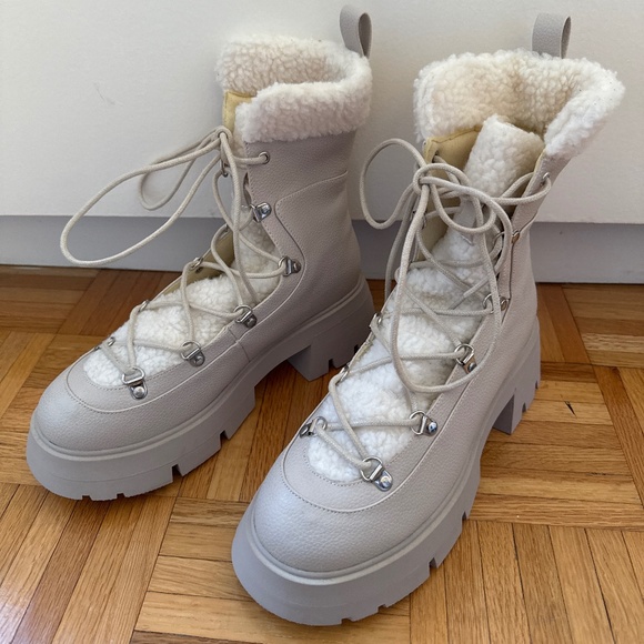TAN AND WHITE FUR SNOW/COLD WEATHER BOOT - Picture 1 of 4